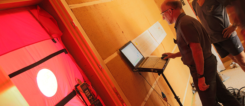 Test de l'étanchéité de la maison passive.