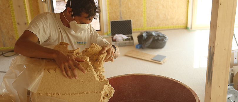La machine permet de décompacter et de souffler la fibre de bois Steico Zell